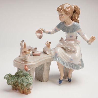 Lladro Glazed Porcelain Figurine 6109 Meal Time Girl with Kittens. A single Lladro glazed 