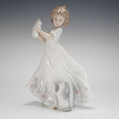 Lladro Kittens Gathering Porcelain Figurine #6941. A single glazed porcelain figurine by Lladro 