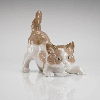 Lladro Scare-Dy Cat Porcelain Figurine, Model 5091. A highly-glazed porcelain figurine 