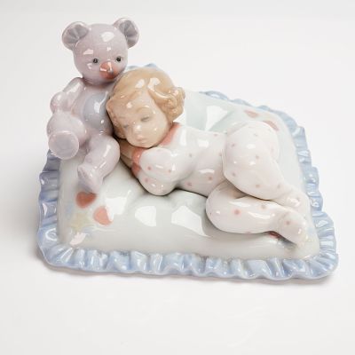 Lladro Counting Sheep Figurine 01006790. A single glazed porcelain figurine identified as the 