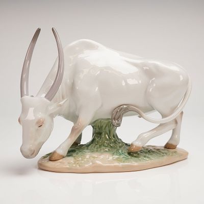 Lladro Glazed Porcelain Figurine The Ox. A single glazed porcelain figurine by Lladro 