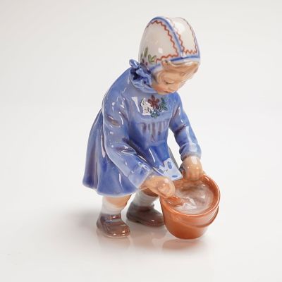 Dahl Jensen Copenhagen Porcelain Figurine Girl with Pail No. 1151. A single glazed porcelain 