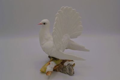Boehm Porcelain Fan-tailed Dove Sculpture, 1989. FIne Bone Porcelain, Decorated, hand created 