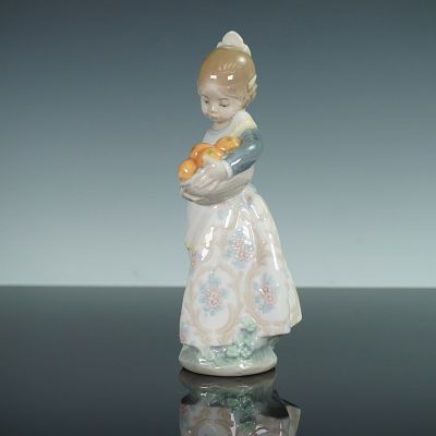 Lladro Porcelain Figurine, Girl from Valencia 1004841. Lladro porcelain figurine titled Girl 