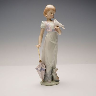 Lladro Porcelain Figurine, Summer Stroll 1007611. Issued in 1991 as part of the Collectors 