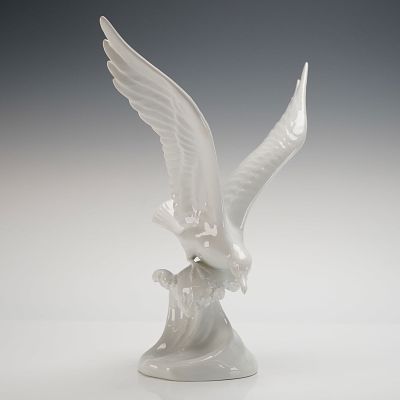 Herend Porcelain Figurine White Bird in Flight Model 5029. A Herend Porcelain Figurine, Model 