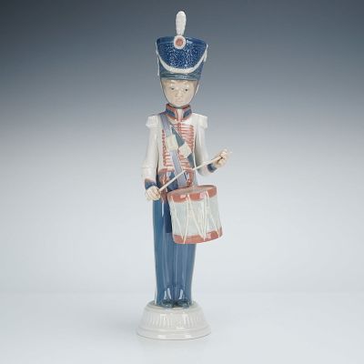 Lladro Porcelain Figurine Drummer Boy 01005403. This glazed figure depicts a young military 