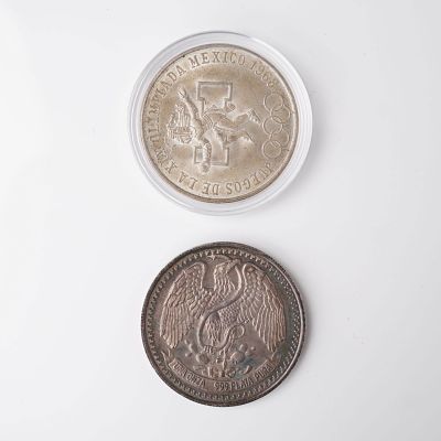 2pc 1968 Mexico 25 Pesos Olympic Coin & Ferrocarril Una Onza Round. A two-piece Mexico silver 