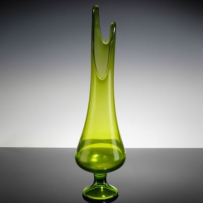 L.E. Smith Avocado Green Swung Glass Vase. A Mid-Century Modern art glass vase executed in 