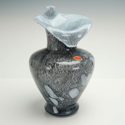 Lavorazione Murano Italian Art Glass Vase, Jack in the Pulpit. A single Italian art glass vase 