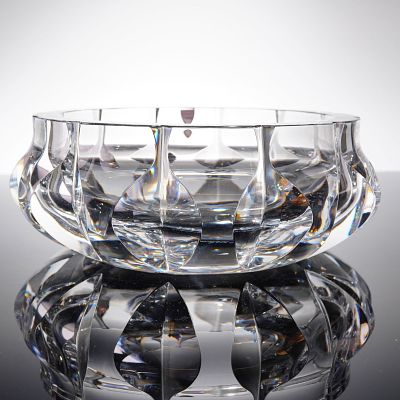 Orrefors Mid-Century Modern Crystal Bowl. A substantial faceted crystal bowl. The low, circular 