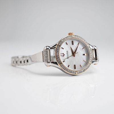 Bulova Ladies Model 98L262 Quartz Watch with Mother of Pearl Dial. A contemporary ladies' Bulova 