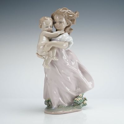 Lladro Playing Mom Figurine 6681. A Lladro porcelain figurine, titled Playing Mom (Model 6681) 