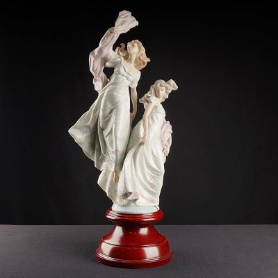 Lladro Porcelain Sculpture Allegory of Liberty 01005819 with Base. Large Lladro Porcelain 