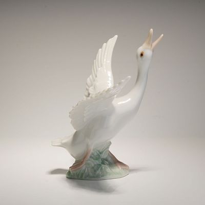Lladro Porcelain Figurine, Duck Running 01001263. This glazed porcelain piece depicts a duck 