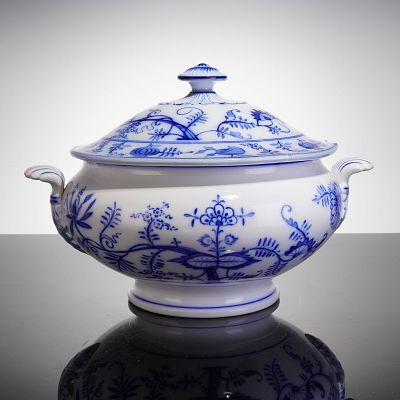 Villeroy and Boch Blue Onion Porcelain Soup Tureen. A Villeroy &amp; Boch tureen and cover 