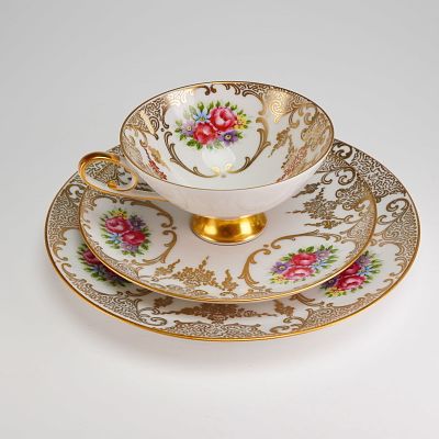 Alboth & Kaiser Porzellan Gilt and Floral Trio Tea Set. The set comprises a pedestal teacup, a 