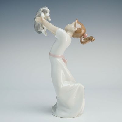 Lladro Porcelain Figurine, The Best of Friends 1008032. This Lladro glazed porcelain figurine 