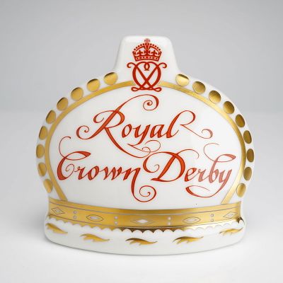 Royal Crown Derby Namestand. A Royal Crown Derby English bone china name plaque and namestand 