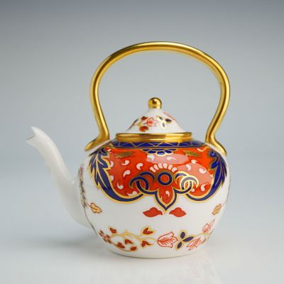 Royal Crown Derby Imari Miniature Kettle Paperweight with Lid. This lot features a Royal Crown 