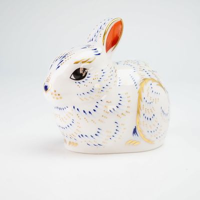 Royal Crown Derby Paperweight, Bunny. This Royal Crown Derby paperweight depicts a seated bunny 
