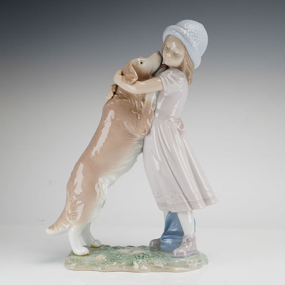 Lladro A Warm Welcome Porcelain Figurine Model 6903. A fine glazed porcelain figurine produced 