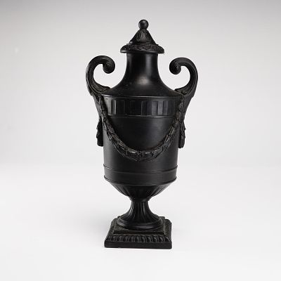 Wedgwood Black Basalt Covered Urn. A small urn-shaped vase with lid, crafted in Black Basalt. 