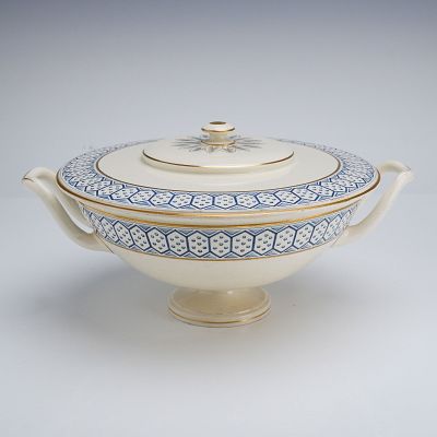 Wedgwood Creamware Covered Bowl. A Wedgwood creamware covered bowl featuring a characteristic 