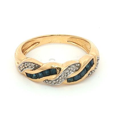 14K Gold Sapphire and Diamond Twisted Ring. Crafted from 14K yellow gold, this ring features a 