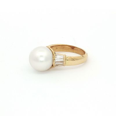 18K Yellow Gold Ring with Round White Pearl and Baguette Diamonds. An estate ring crafted in 18K 