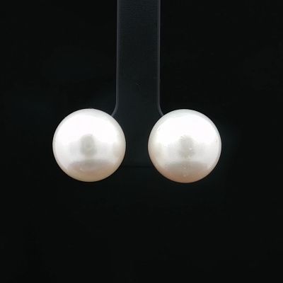 14K White Gold Pearl Stud Earrings. A pair of stud earrings featuring round pearls with white 
