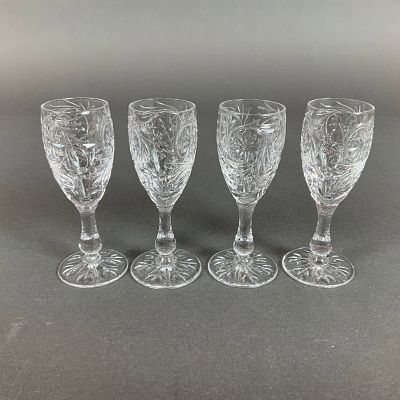 A Set of Four Tudor England Crystal Liqueur Glasses. A set of four Tudor England crystal liqueur 