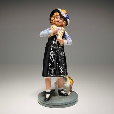 Royal Doulton Figurine Pearly Girl HN 2769. A single hand-decorated Royal Doulton Figurine 