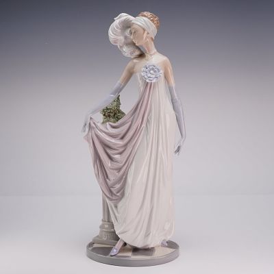 Lladro Porcelain Figurine Socialite of the 20s 01005283. This Lladro glazed porcelain figurine 