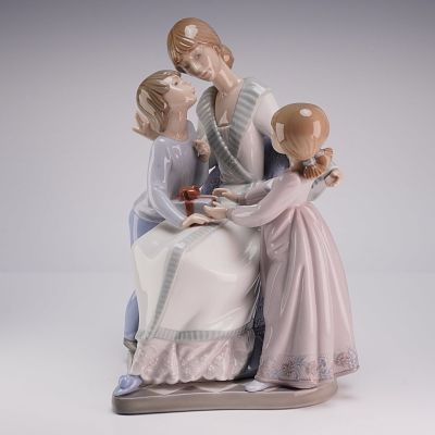 Lladro Porcelain Figurine A Gift of Love 01005596. This Lladro porcelain figurine, titled A Gift 