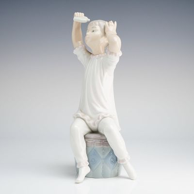 Lladro Porcelain Figurine Girl Shampooing 1148. A Lladro Porcelain Figurine, model 1001148 