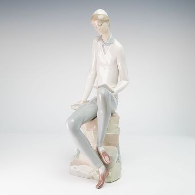 Lladro Porcelain Figurine Hebrew Student 1004684. This glazed polychrome porcelain figure 