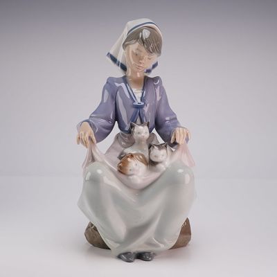 Lladro Porcelain Figurine Lap Full of Love 01005739. Lladro porcelain figurine titled Kitty 