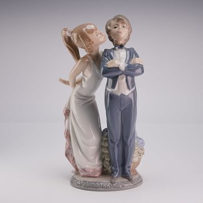 Lladro Porcelain Figurine Let's Make Up 01005555. A glazed porcelain figurine titled Let's Make 
