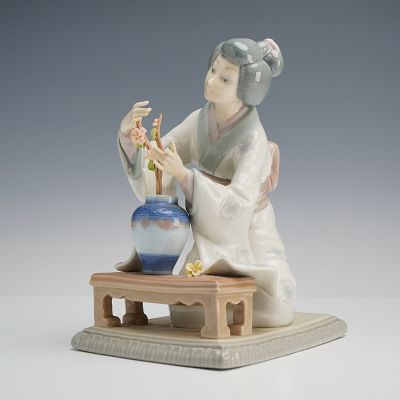 Lladro Porcelain Figurine, Oriental Girl 1004840. Depicts a woman in a traditional kimono and 