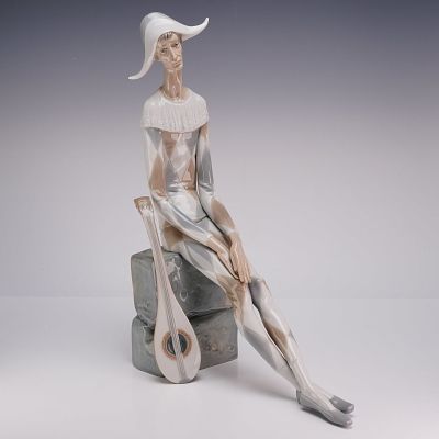 Lladro Porcelain Sculpture Sad Harlequin 01004558. Lladro porcelain sculpture depicts a seated 
