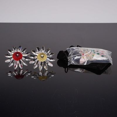 2pc Swarovski Crystal Marguerite Daisy Figurines & Mini Flowers SCS Renewal Gifts. This lot 