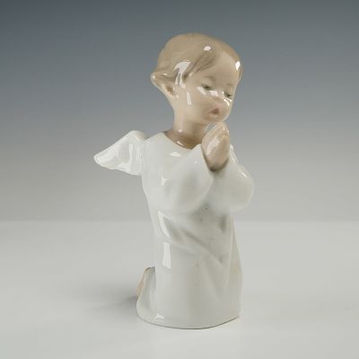 Lladro Angel Praying Porcelain Figurine 4538 with Original Box. This Lladro porcelain figurine 