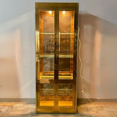 Large Hollywood Regency Polished Brass and Glass Vitrine Display Cabinet. A large Mastercraft 