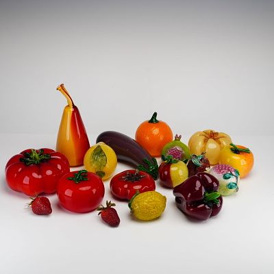 17pc Decorative Murano-Style Glass Fruit and Vegetables. This lot of decorative fruit consists 
