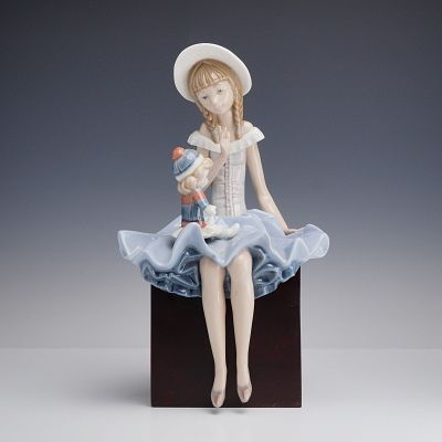 Lladro Porcelain Figurine Suzy and Her Doll Glazed 01001378. The figurine depicts a seated young 