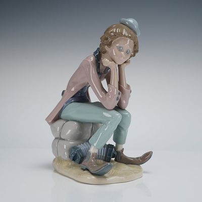 Lladro Porcelain Figurine, Thinking Clown (01005058). The sculpture depicts a seated male figure 