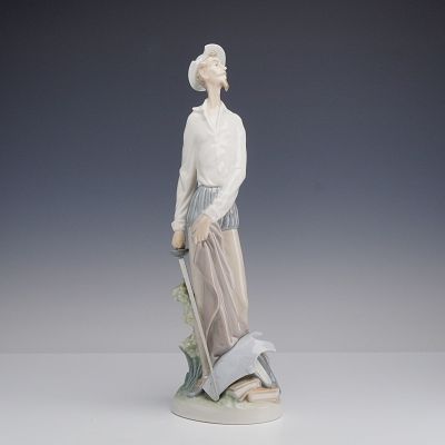 Lladro Porcelain Figurine, Don Quixote Standing 01004854. The figurine depicts the literary 