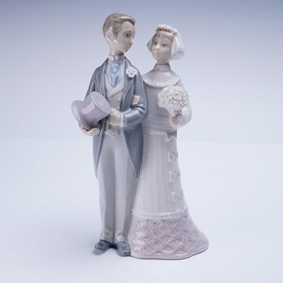 Lladro Porcelain Figurine Wedding 1004808. A single glazed Lladro Porcelain Figurine, titled 