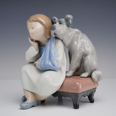 Lladro Porcelain Figurine We Can't Play 01005706. This Lladro glazed porcelain figurine depicts 